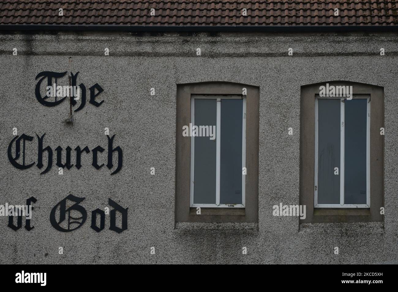 Eine Inschrift an der Fassade eines Hauses mit der Aufschrift „The Church of God“, die auf einem Gebäude in der Shankill Road in Belfast zu sehen ist. Am Dienstag, den 20. April 2021, in Belfast, Nordirland (Foto: Artur Widak/NurPhoto) Stockfoto