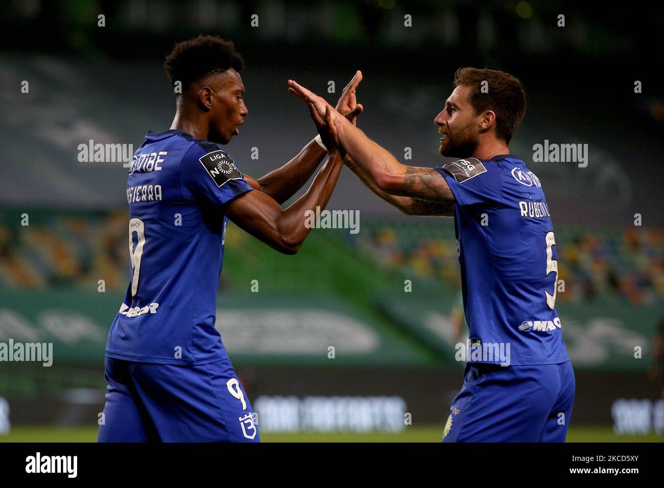 Mateo Cassierra von Belenenses SAD (L) feiert mit Ruben Lima, nachdem er beim Fußballspiel der Portugiesischen Liga zwischen Sporting CP und Belenenses SAD am 21. April 2021 im Jose Alvalade-Stadion in Lissabon, Portugal, ein Tor erzielt hat. (Foto von Pedro FiÃºza/NurPhoto) Stockfoto