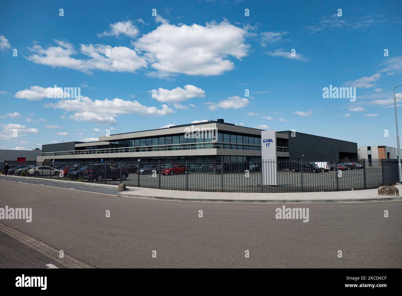 ASML-Logo-Plakatwand in der Nähe des Flughafens von Eindhoven. ASML ist ein niederländisches multinationales Unternehmen, das Maschinen für Photolithografiesysteme fertigt, der weltweit größte Lieferant für die Halbleiterindustrie mit Sitz in Veldhoven. ASML verzeichnete Q1 2021 einen Umsatz von bis zu 30 %, da der Chipmangel die Nachfrage ankurbelt. Eindhoven, Niederlande am 21 2021. April (Foto: Nicolas Economou/NurPhoto) Stockfoto