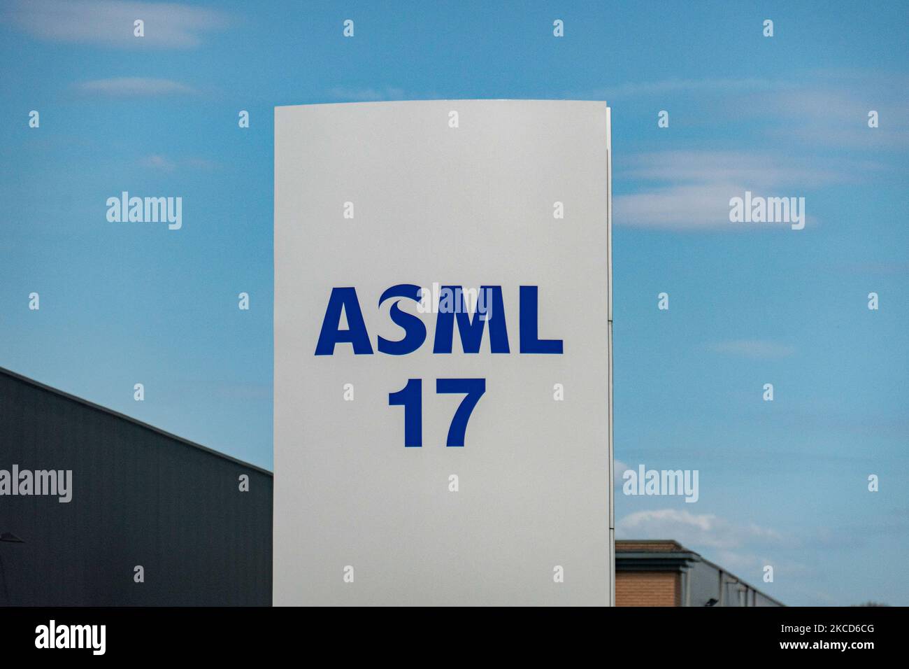 ASML-Logo-Plakatwand in der Nähe des Flughafens von Eindhoven. ASML ist ein niederländisches multinationales Unternehmen, das Maschinen für Photolithografiesysteme fertigt, der weltweit größte Lieferant für die Halbleiterindustrie mit Sitz in Veldhoven. ASML verzeichnete Q1 2021 einen Umsatz von bis zu 30 %, da der Chipmangel die Nachfrage ankurbelt. Eindhoven, Niederlande am 21 2021. April (Foto: Nicolas Economou/NurPhoto) Stockfoto
