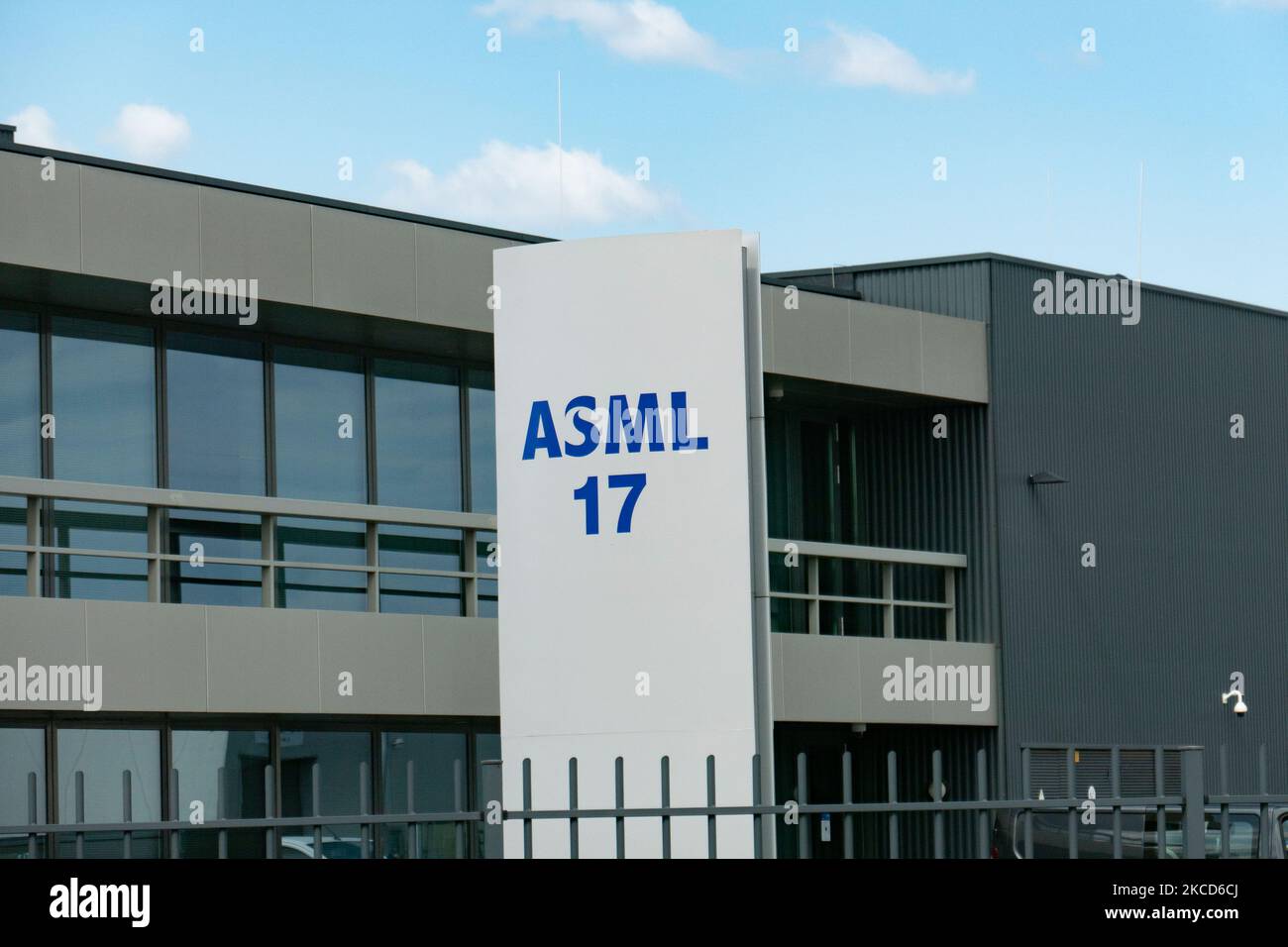 ASML-Logo-Plakatwand in der Nähe des Flughafens von Eindhoven. ASML ist ein niederländisches multinationales Unternehmen, das Maschinen für Photolithografiesysteme fertigt, der weltweit größte Lieferant für die Halbleiterindustrie mit Sitz in Veldhoven. ASML verzeichnete Q1 2021 einen Umsatz von bis zu 30 %, da der Chipmangel die Nachfrage ankurbelt. Eindhoven, Niederlande am 21 2021. April (Foto: Nicolas Economou/NurPhoto) Stockfoto