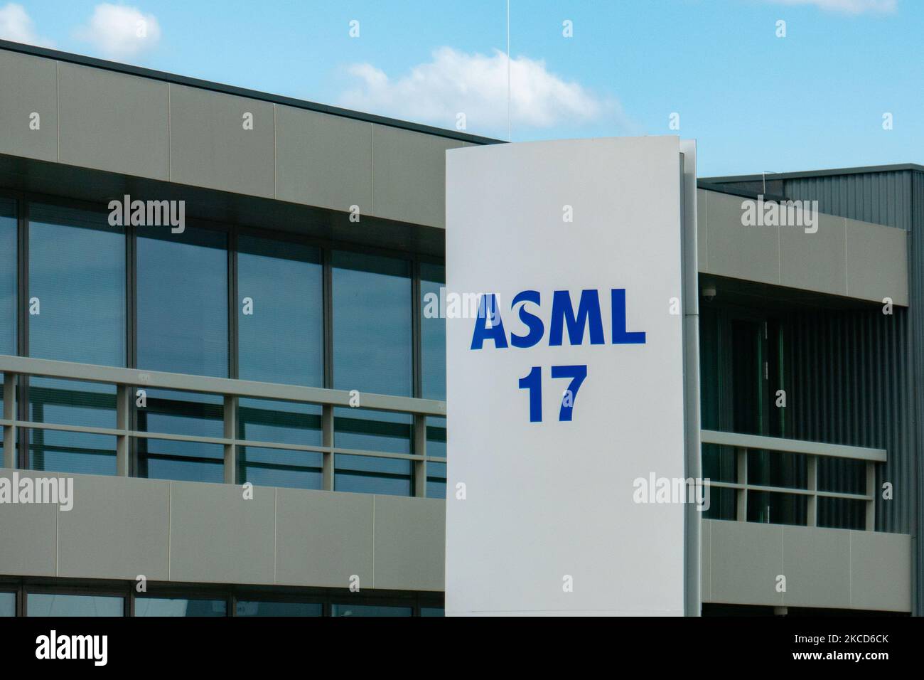ASML-Logo-Plakatwand in der Nähe des Flughafens von Eindhoven. ASML ist ein niederländisches multinationales Unternehmen, das Maschinen für Photolithografiesysteme fertigt, der weltweit größte Lieferant für die Halbleiterindustrie mit Sitz in Veldhoven. ASML verzeichnete Q1 2021 einen Umsatz von bis zu 30 %, da der Chipmangel die Nachfrage ankurbelt. Eindhoven, Niederlande am 21 2021. April (Foto: Nicolas Economou/NurPhoto) Stockfoto