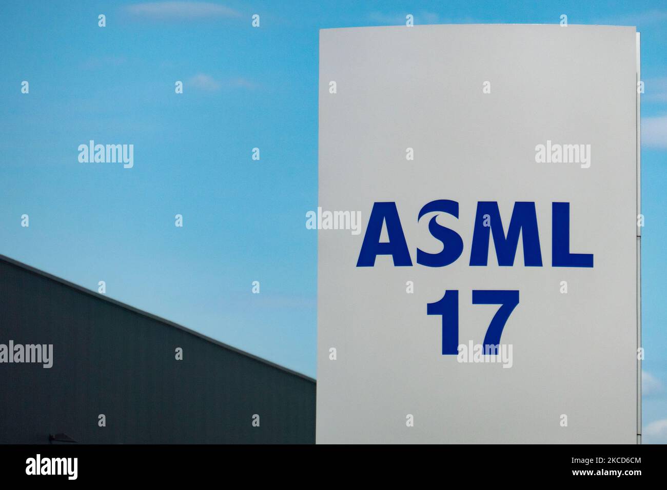 ASML-Logo-Plakatwand in der Nähe des Flughafens von Eindhoven. ASML ist ein niederländisches multinationales Unternehmen, das Maschinen für Photolithografiesysteme fertigt, der weltweit größte Lieferant für die Halbleiterindustrie mit Sitz in Veldhoven. ASML verzeichnete Q1 2021 einen Umsatz von bis zu 30 %, da der Chipmangel die Nachfrage ankurbelt. Eindhoven, Niederlande am 21 2021. April (Foto: Nicolas Economou/NurPhoto) Stockfoto