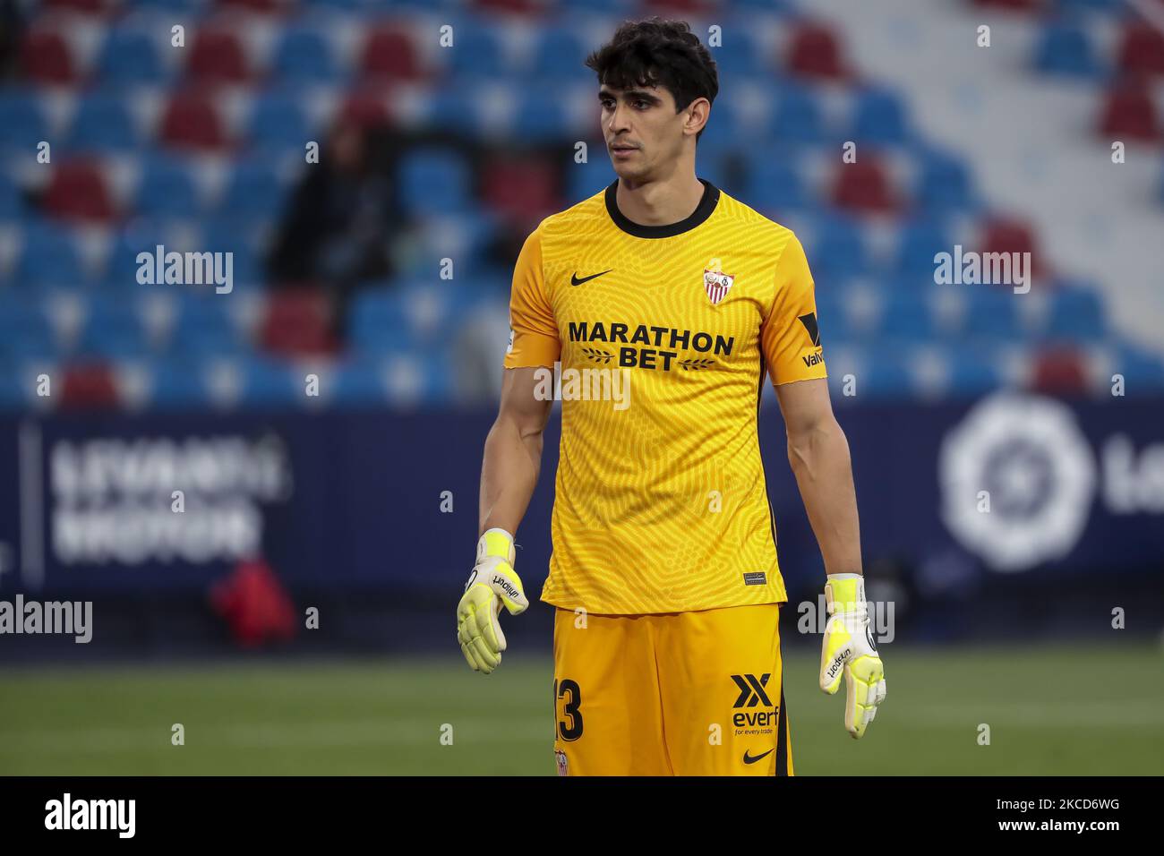 Yassine Bounou, Bono des FC Sevilla beim spanischen La Liga-Spiel zwischen Levante UD und dem FC Sevilla im Stadion Ciutat de Valencia am 21. April 2021. (Foto von Jose Miguel Fernandez/NurPhoto) Stockfoto