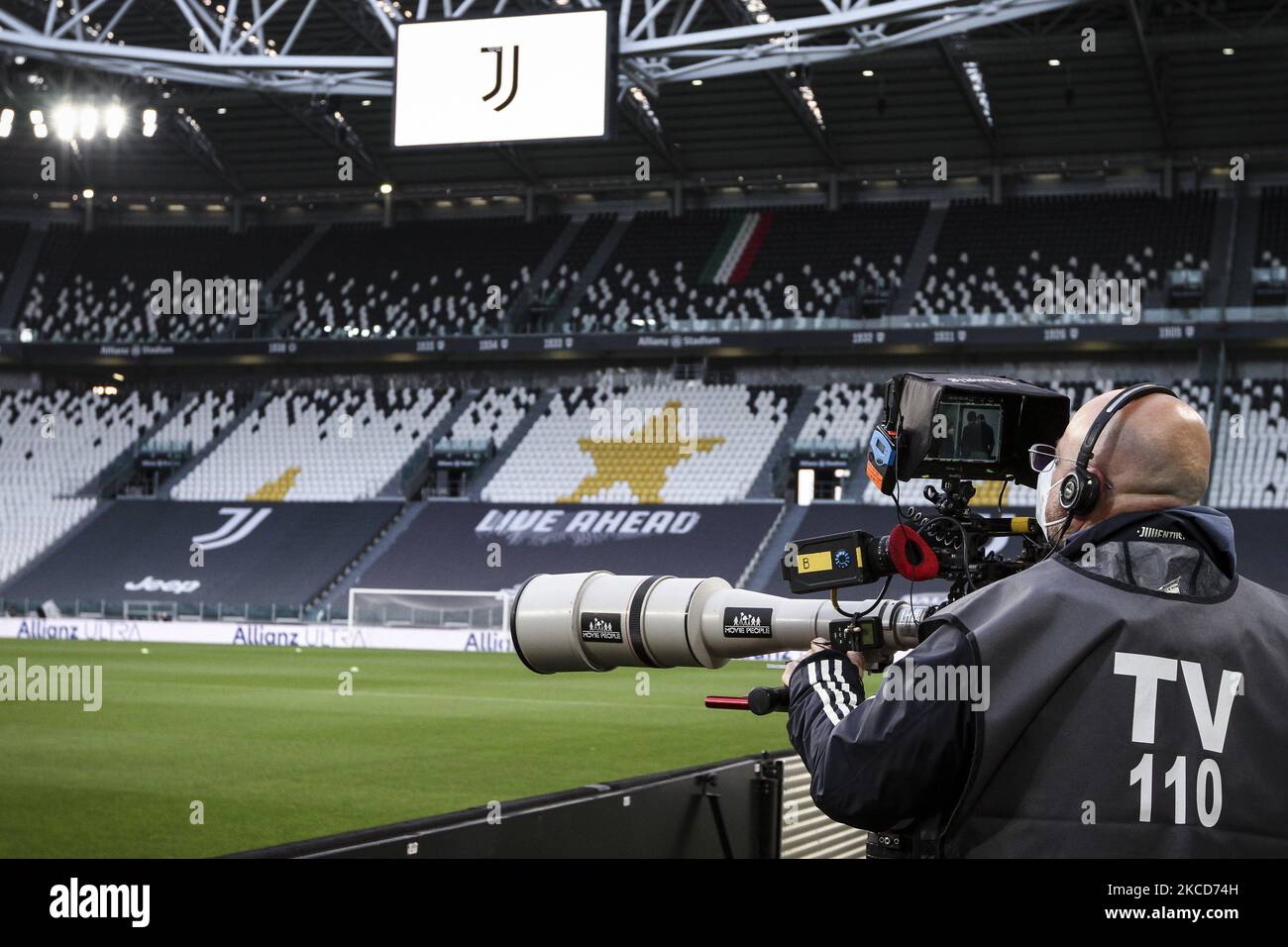 Eine allgemeine Ansicht des Juventus Allianz Stadions und des Media tv bei der Arbeit vor dem Fußballspiel der Serie A n.32 JUVENTUS - PARMA am 21. April 2021 im Allianz Stadium in Turin, Piemont, Italien. Endergebnis: Juventus-Parma 3-1. Sportstadien in ganz Italien unterliegen aufgrund der Coronavirus-Pandemie weiterhin strengen Beschränkungen, da staatliche Gesetze zur sozialen Distanzierung Fans innerhalb von Veranstaltungsorten verbieten, was dazu führt, dass Spiele hinter verschlossenen Türen gespielt werden. (Foto von Matteo Bottanelli/NurPhoto) Stockfoto