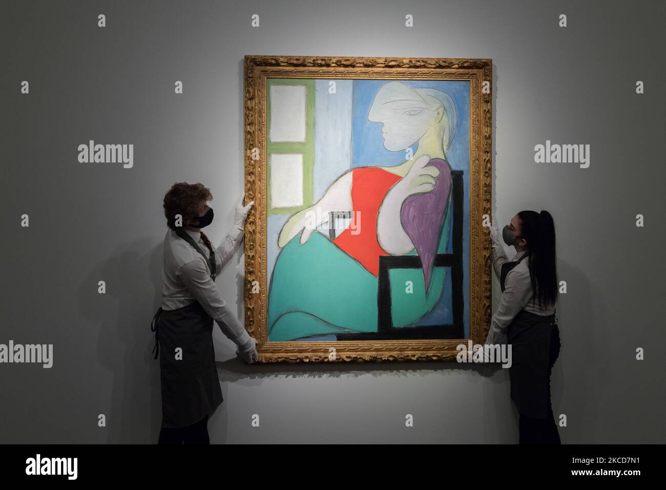 LONDON, VEREINIGTES KÖNIGREICH - 22. APRIL 2021: Mitarbeiter halten Öl von 'Femme Assise Pres d'une Fenetre' (Marie-Thérèse) auf Leinwand von Pablo Picasso (1881-1973), Eigentum eines bedeutenden privaten Sammlers, Schätzung auf Anfrage (in der Region von $55 Millionen) Während eines Fotoaufrufs zu den Highlights der New Yorker Frühjahrssaison der Abendverkäufe im Londoner Auktionshaus von Christie am 22. April 2021 in London, England. Das Gemälde ist zu sehen und für die Öffentlichkeit zugänglich, bevor es während des 20. Century Evening Sale am 13. Mai 2021 im New Yorker Christie's versteigert wird. (Foto von Wiktor Szymanowicz/NurPhoto Stockfoto