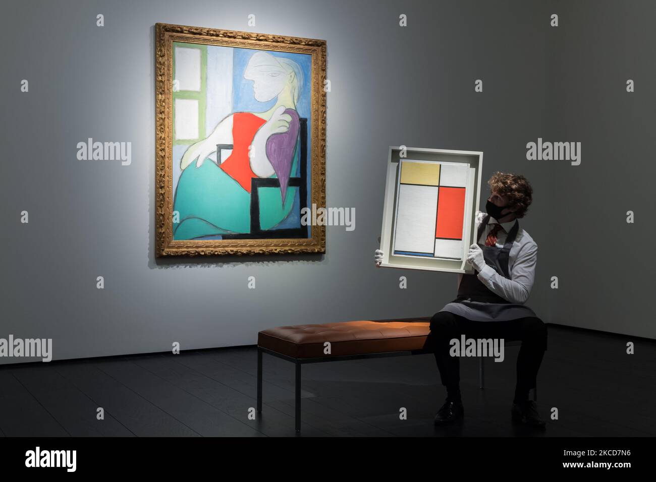 LONDON, VEREINIGTES KÖNIGREICH - 22. APRIL 2021: Ein Mitarbeiter posiert mit dem Öl „Femme Assise Pres d'une Fenetre“ (Marie-Thérèse) auf einer Leinwand von Pablo Picasso (1881-1973), Eigentum eines bedeutenden Privatsammlers, Schätzung auf Anfrage (im Bereich von $55 Millionen) (links) und „Komposition: Nr. II, mit Gelb, Red and Blue' (1927) Öl auf Leinwand von Piet Mondrian (1872-1944), Immobilie aus einer bedeutenden Privatsammlung, Schätzung auf Anfrage (in der Region von $25 Millionen) (rechts) während eines Fotoaufrufs der Highlights der New Yorker Frühjahrssaison der Abendverkäufe bei Christie's Auktionshaus in London, o Stockfoto