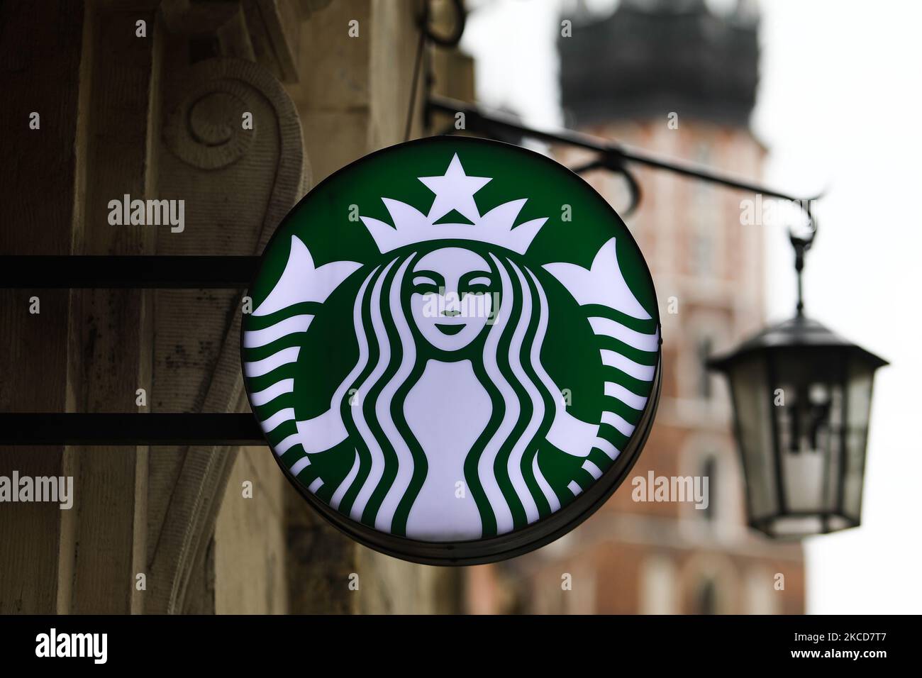Das Starbucks Coffee-Logo ist am 18. April 2021 im Café in Krakau, Polen, zu sehen. (Foto von Jakub Porzycki/NurPhoto) Stockfoto