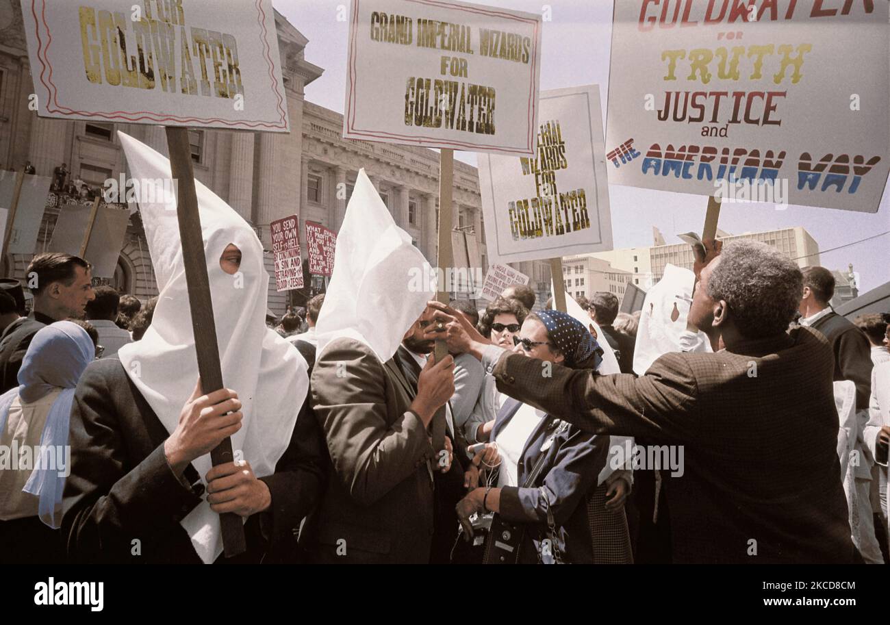 Ku Klux Klan-Mitglieder unterstützen Barry Goldwaters Kampagne für die Nominierung des Präsidentschaftskandidaten, 1964. Stockfoto
