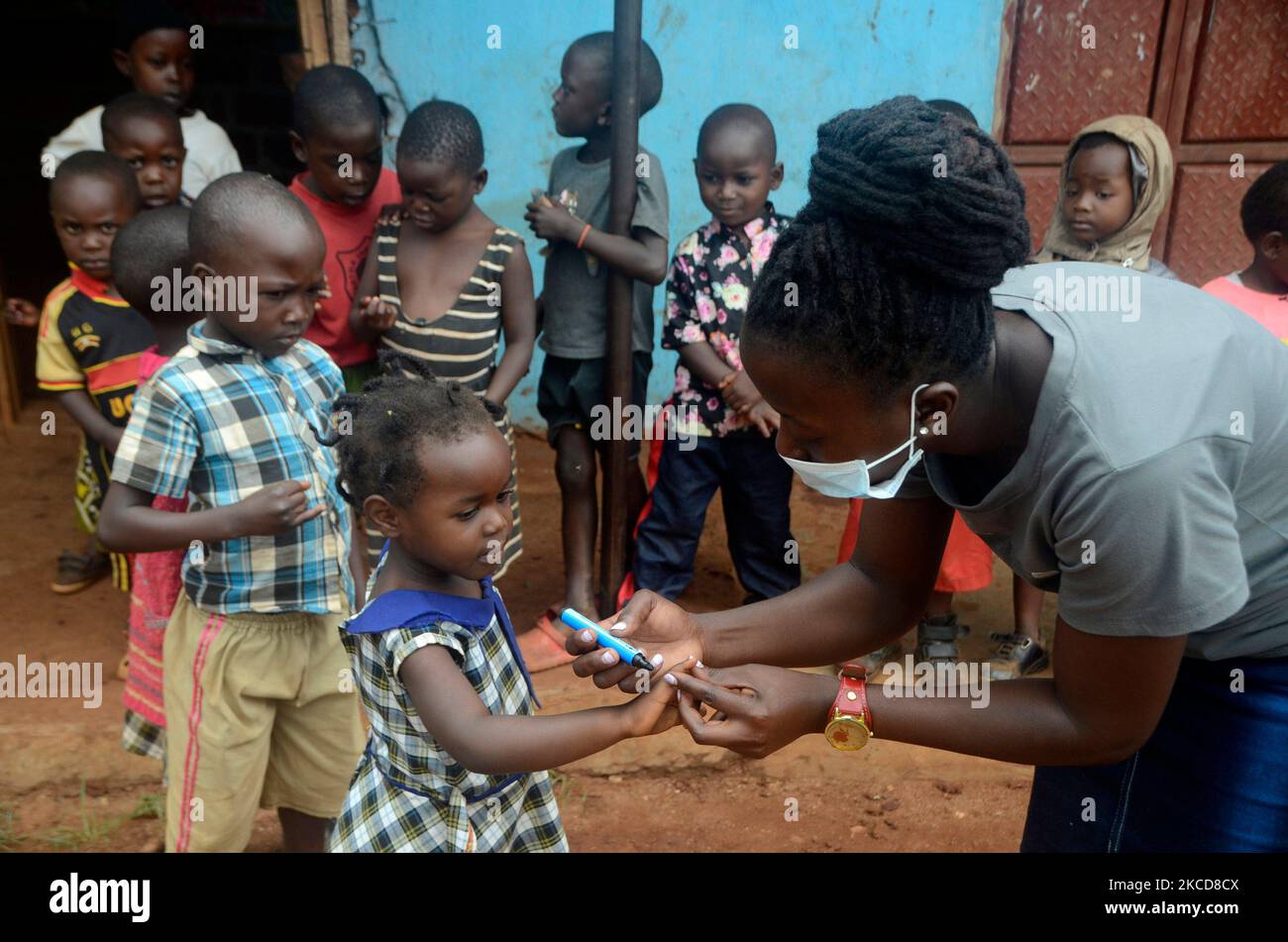 Luwero, Uganda. 4.. November 2022. Der Finger eines Kindes ist markiert, nachdem es während einer landesweiten Polio-Impfübung in Nyimbwa, Bezirk Luwero, Uganda, einen Polio-Impfstoff erhalten hat, 4. November 2022. Uganda hat am Freitag eine landesweite Tür-zu-Tür-Impfübung für 8,7 Millionen Kinder unter fünf Jahren gestartet. Quelle: Nichola Kajoba/Xinhua/Alamy Live News Stockfoto