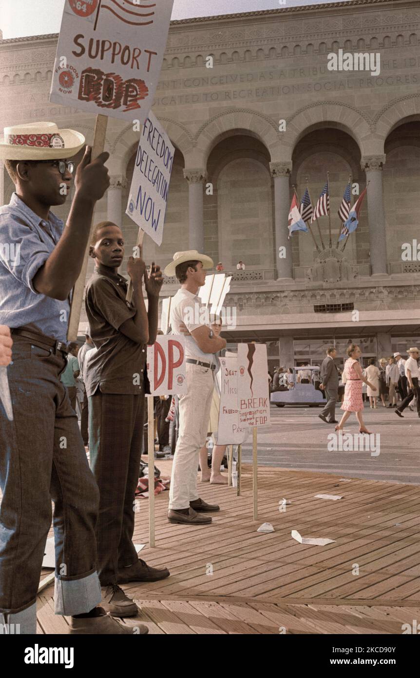 Afroamerikanische und weiße Mississippi Freiheit demokratische Partei Anhänger außerhalb der 1964 Democratic National Convention. Stockfoto
