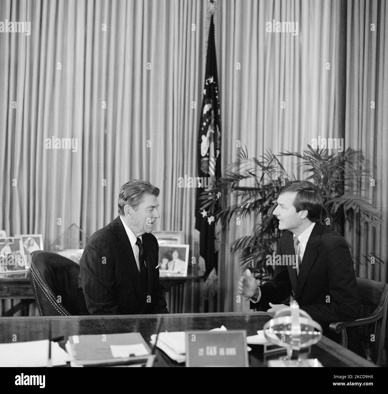 Ronald Reagan an seinem Schreibtisch im Oval Office bei einem republikanischen Senator. Stockfoto