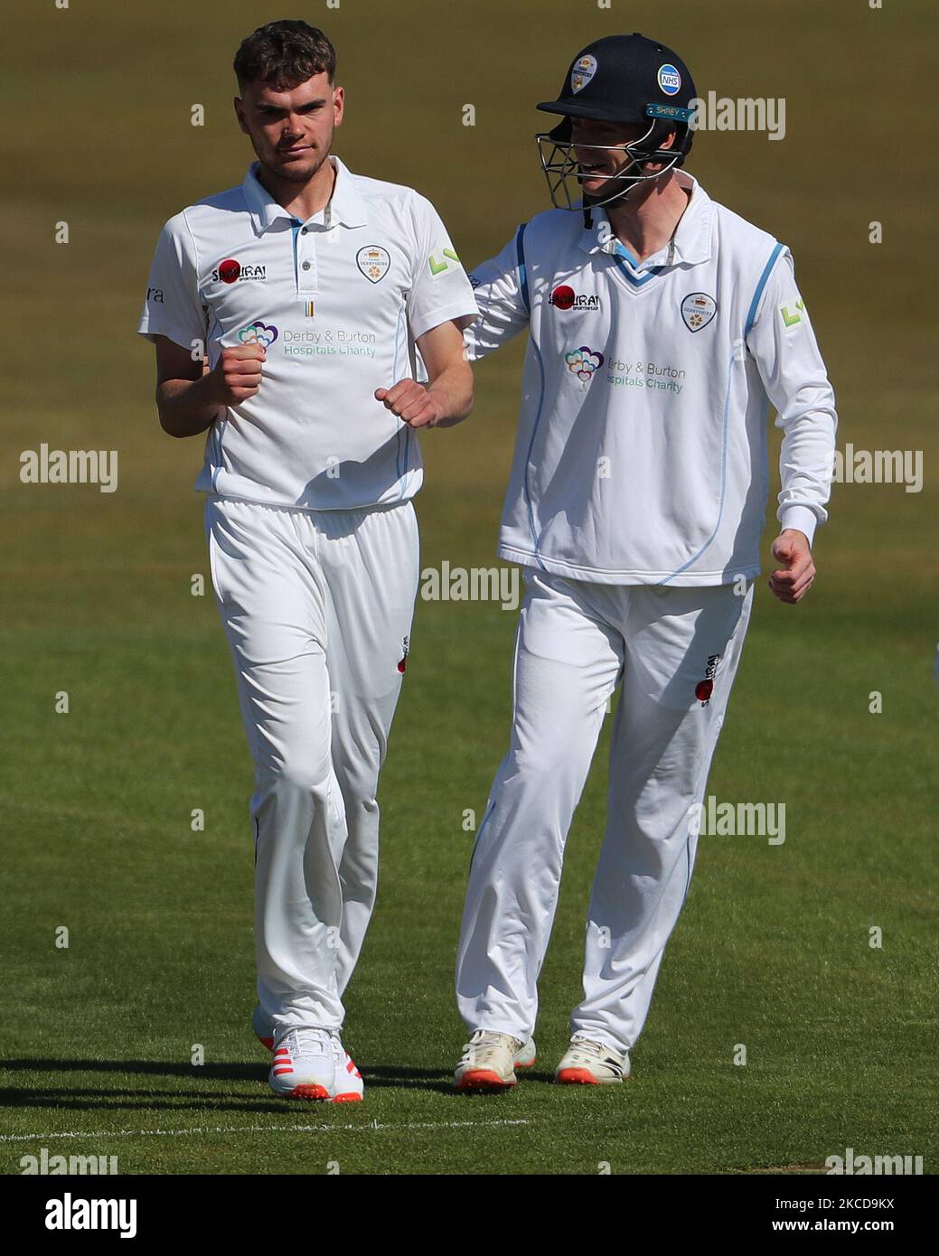 Sam Conners von Derbyshire feiert, nachdem er das Wicket von Durhams will Young während des LV= Insurance County Championship-Spiels zwischen dem Durham County Cricket Club und dem Derbyshire County Cricket Club am Donnerstag, dem 22.. April 2021, in Emirates Riverside, Chester le Street, beansprucht hat. (Foto von Mark Fletcher/MI News/NurPhoto) Stockfoto