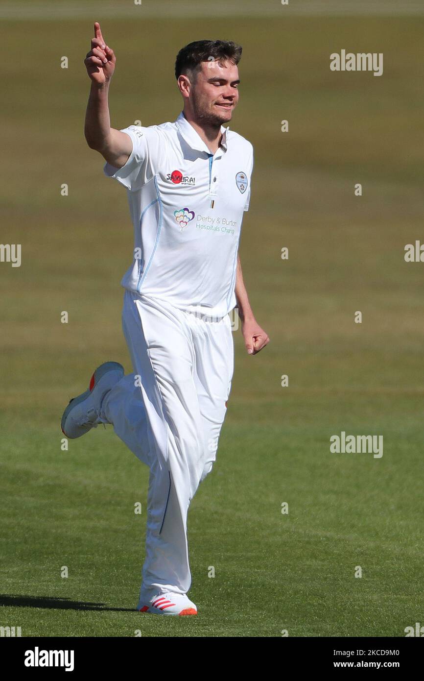 Sam Conners von Derbyshire feiert, nachdem er das Wicket von Durhams will Young während des LV= Insurance County Championship-Spiels zwischen dem Durham County Cricket Club und dem Derbyshire County Cricket Club am Donnerstag, dem 22.. April 2021, in Emirates Riverside, Chester le Street, beansprucht hat. (Foto von Mark Fletcher/MI News/NurPhoto) Stockfoto
