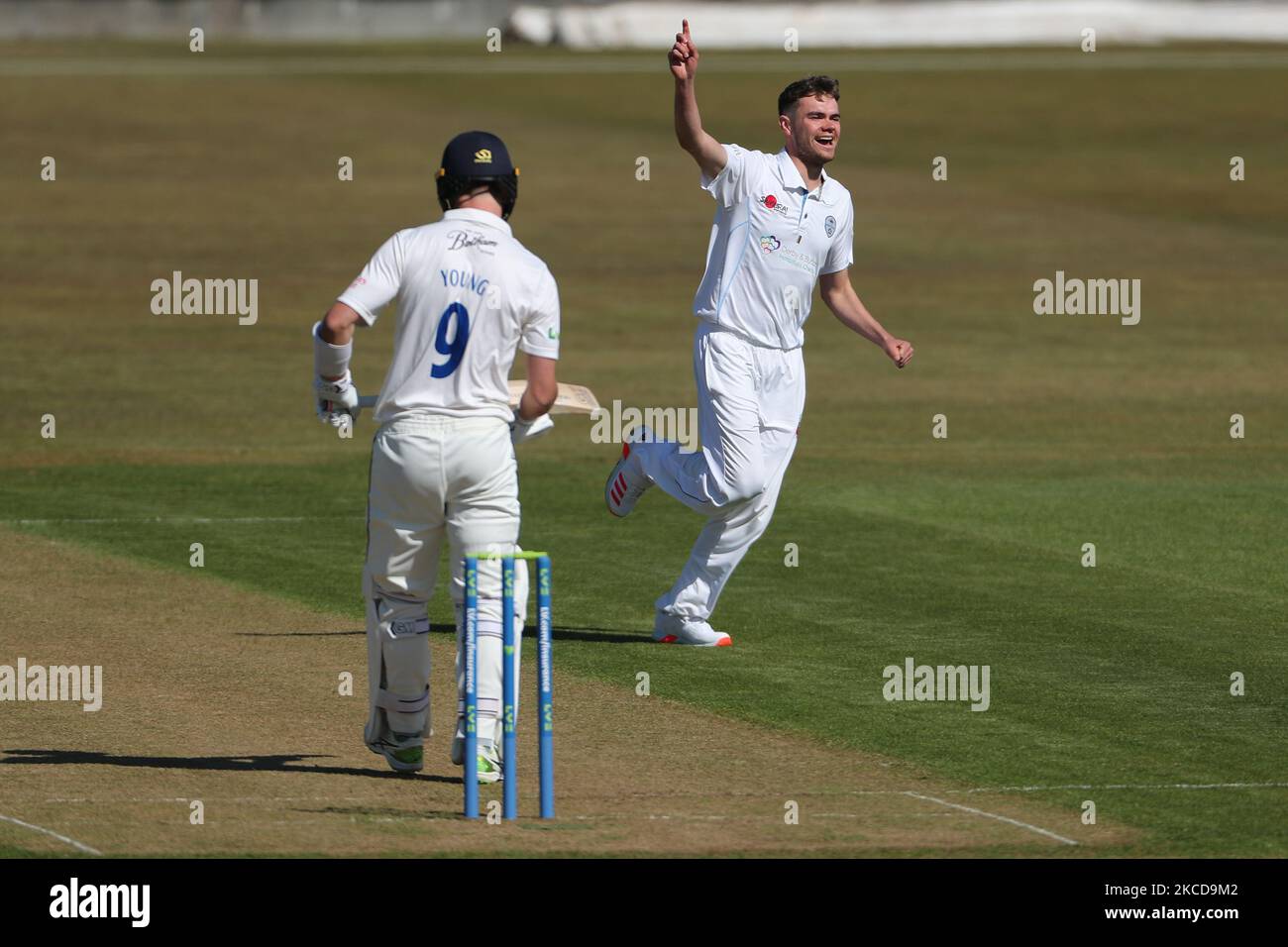 Sam Conners von Derbyshire feiert, nachdem er das Wicket von Durhams will Young während des LV= Insurance County Championship-Spiels zwischen dem Durham County Cricket Club und dem Derbyshire County Cricket Club am Donnerstag, dem 22.. April 2021, in Emirates Riverside, Chester le Street, beansprucht hat. (Foto von Mark Fletcher/MI News/NurPhoto) Stockfoto
