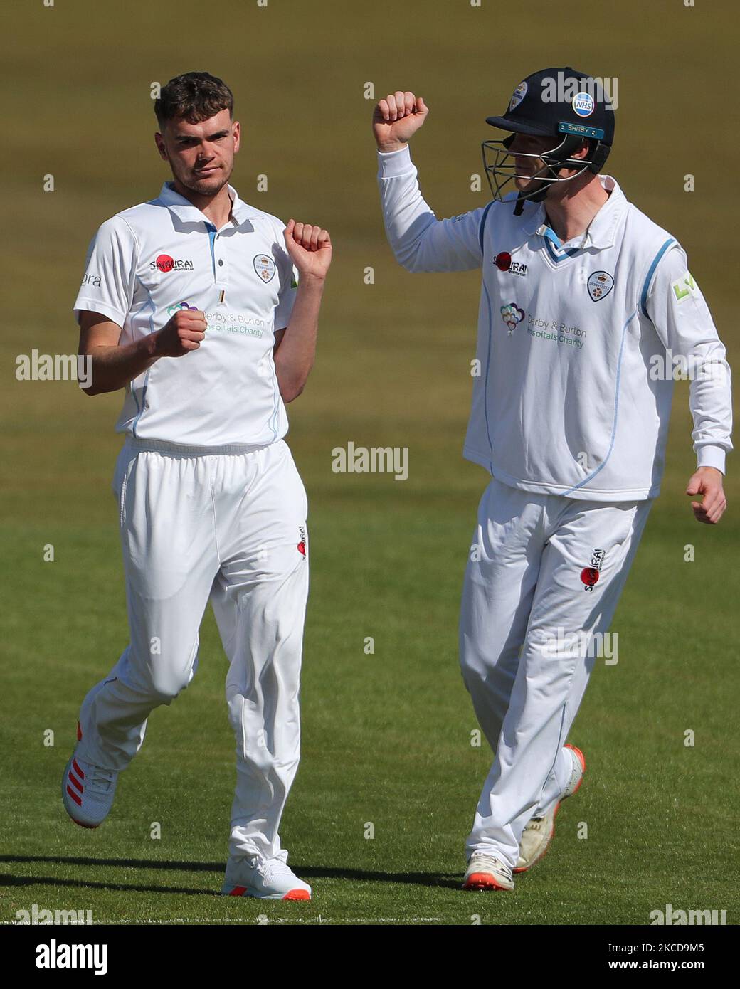 Sam Conners von Derbyshire feiert, nachdem er das Wicket von Durhams will Young während des LV= Insurance County Championship-Spiels zwischen dem Durham County Cricket Club und dem Derbyshire County Cricket Club am Donnerstag, dem 22.. April 2021, in Emirates Riverside, Chester le Street, beansprucht hat. (Foto von Mark Fletcher/MI News/NurPhoto) Stockfoto