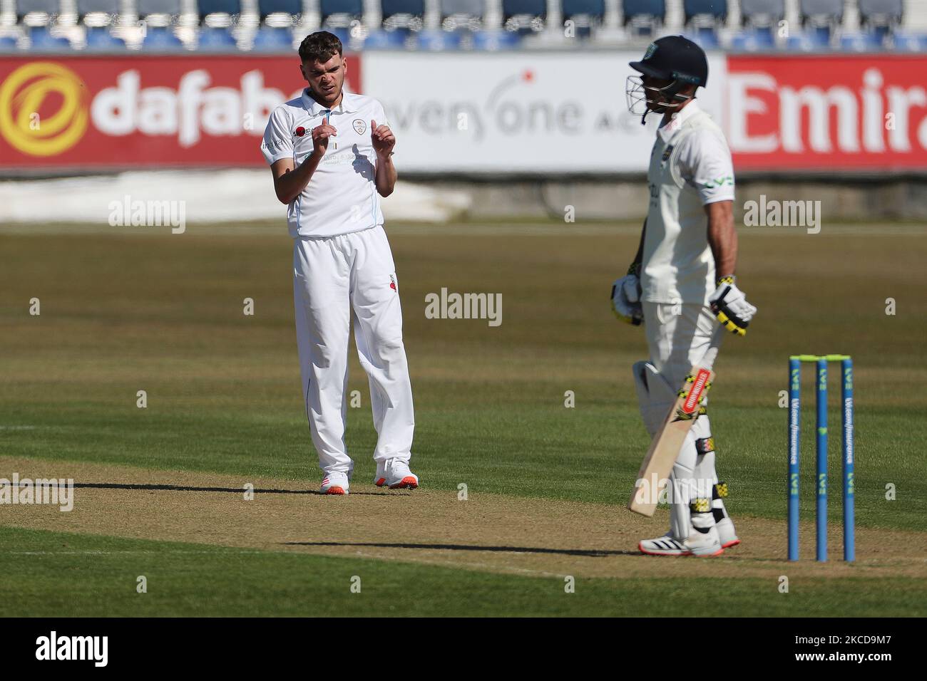 Sam Conners (L) von Derbyshire feiert, nachdem er das Dickicht von Scott Borthwick von Durham während des LV= Insurance County Championship-Spiels zwischen dem Durham County Cricket Club und dem Derbyshire County Cricket Club in Emirates Riverside, Chester le Street, am Donnerstag, dem 22.. April 2021, gewonnen hat. (Foto von Mark Fletcher/MI News/NurPhoto) Stockfoto