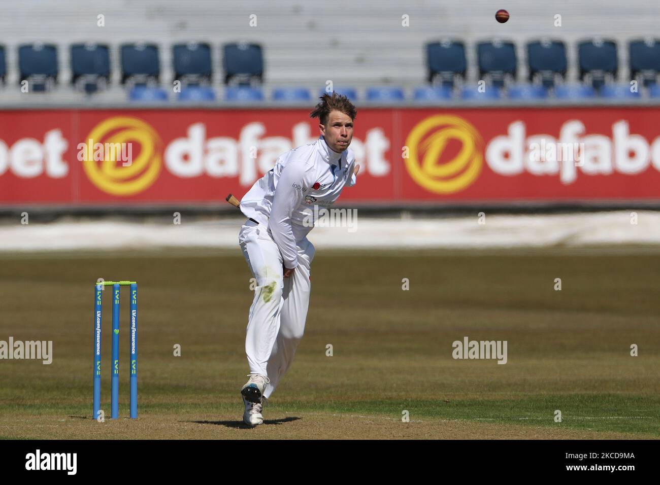 Matt Crickley von Derbyshire Bowling während des LV= Insurance County Championship-Spiels zwischen Durham County Cricket Club und Derbyshire County Cricket Club in Emirates Riverside, Chester le Street am Donnerstag, den 22.. April 2021. (Foto von Mark Fletcher/MI News/NurPhoto) Stockfoto