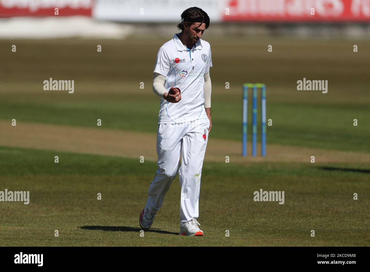 Fynn Hudson-Prentice von Derbyshire während des LV= Insurance County Championship-Spiels zwischen dem Durham County Cricket Club und dem Derbyshire County Cricket Club im Emirates Riverside, Chester le Street am Donnerstag, dem 22.. April 2021. (Foto von Mark Fletcher/MI News/NurPhoto) Stockfoto