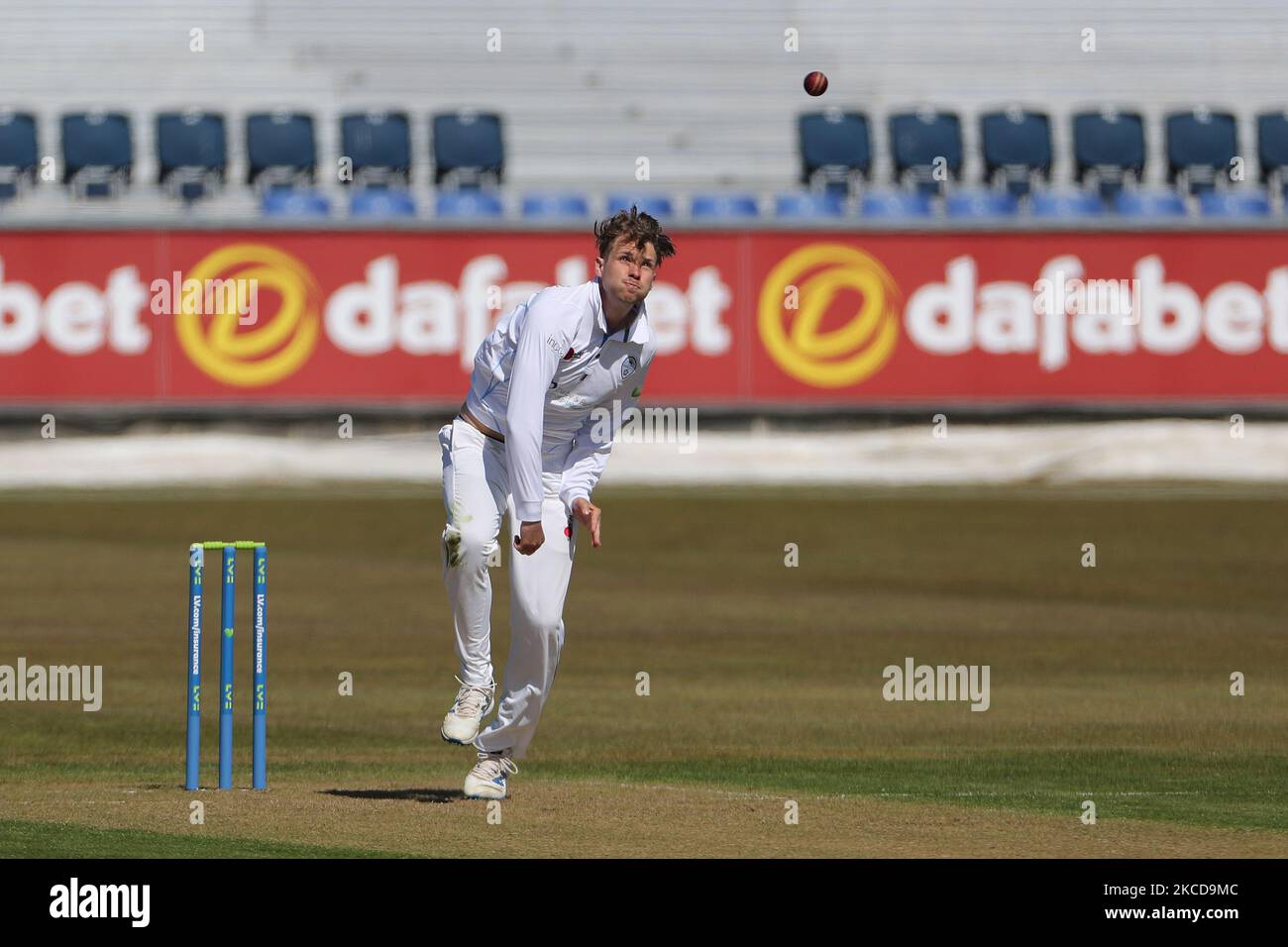 Matt Crickley von Derbyshire Bowling während des LV= Insurance County Championship-Spiels zwischen Durham County Cricket Club und Derbyshire County Cricket Club in Emirates Riverside, Chester le Street am Donnerstag, den 22.. April 2021. (Foto von Mark Fletcher/MI News/NurPhoto) Stockfoto