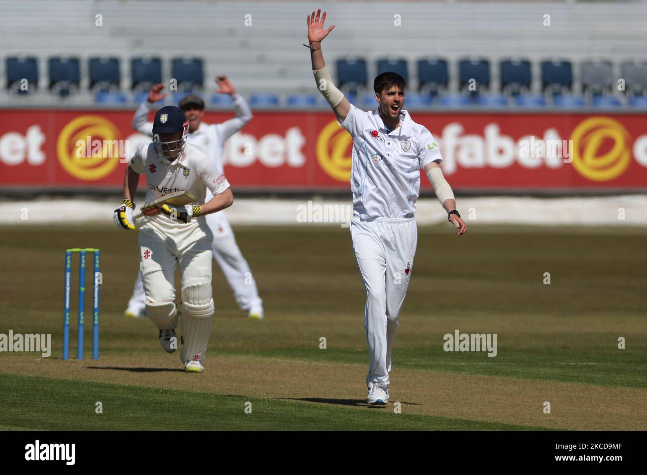 George Scrimshaw während des LV= Insurance County Championship-Spiels zwischen dem Durham County Cricket Club und dem Derbyshire County Cricket Club im Emirates Riverside, Chester le Street am Donnerstag, dem 22.. April 2021. (Foto von Mark Fletcher/MI News/NurPhoto) Stockfoto