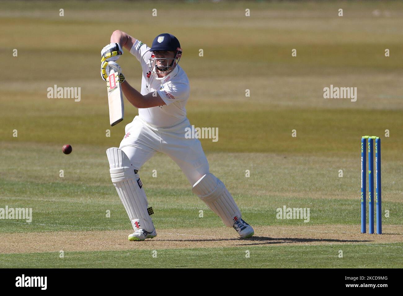 Alex Lees von Durham hat am Donnerstag, den 22.. April 2021, beim LV= Insurance County Championship-Spiel zwischen dem Durham County Cricket Club und dem Derbyshire County Cricket Club in Emirates Riverside, Chester le Street, gespielt. (Foto von Mark Fletcher/MI News/NurPhoto) Stockfoto