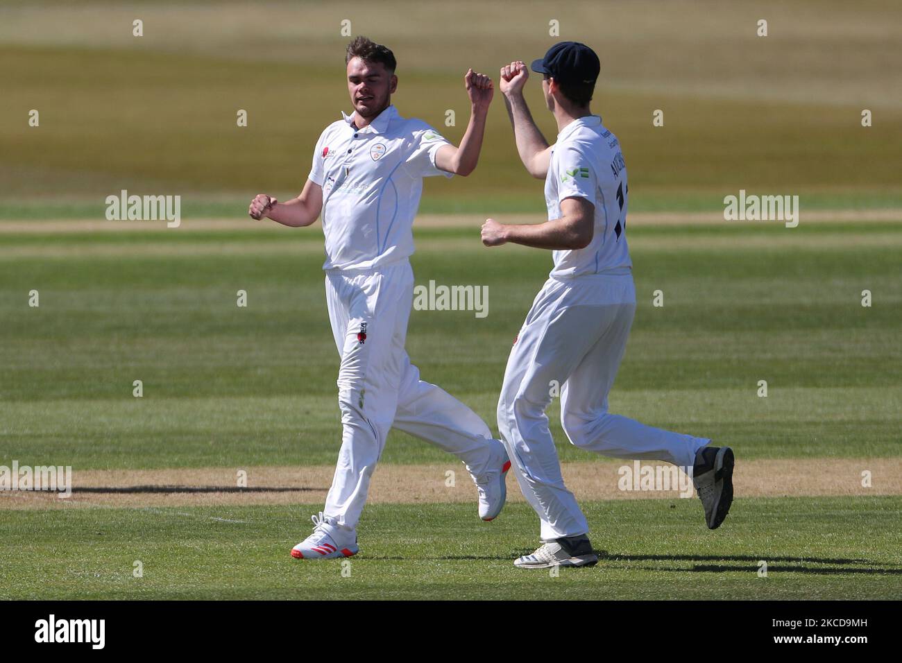 Sam Conners feiert nach dem Bowling von Durhams Alex Lees während des LV= Insurance County Championship-Spiels zwischen dem Durham County Cricket Club und dem Derbyshire County Cricket Club im Emirates Riverside, Chester le Street am Donnerstag, dem 22.. April 2021. (Foto von Mark Fletcher/MI News/NurPhoto) Stockfoto