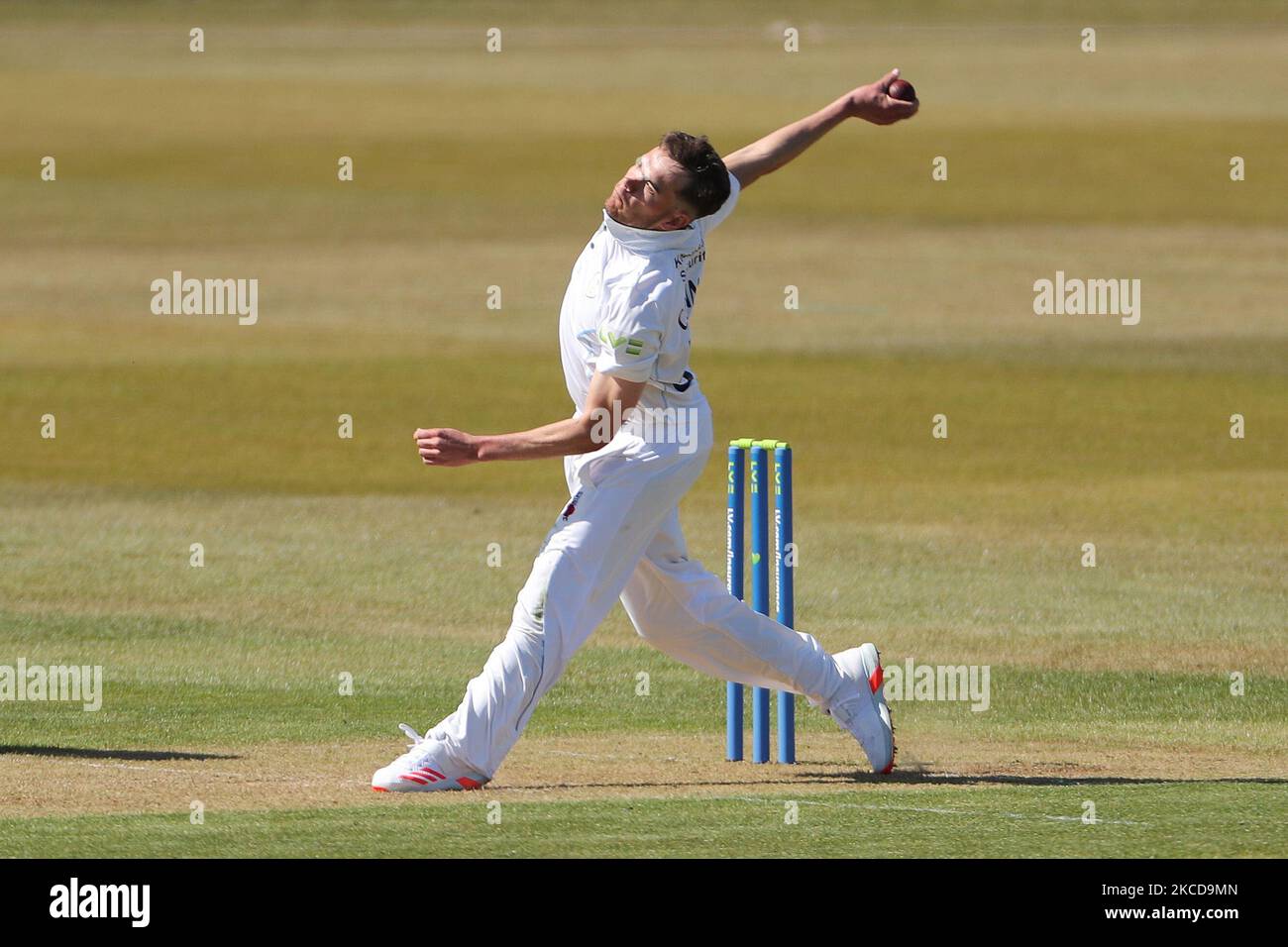 Sam Conners of Derbyshire Bowling während des LV= Insurance County Championship-Spiels zwischen dem Durham County Cricket Club und dem Derbyshire County Cricket Club am Donnerstag, dem 22.. April 2021, in Emirates Riverside, Chester le Street. (Foto von Mark Fletcher/MI News/NurPhoto) Stockfoto