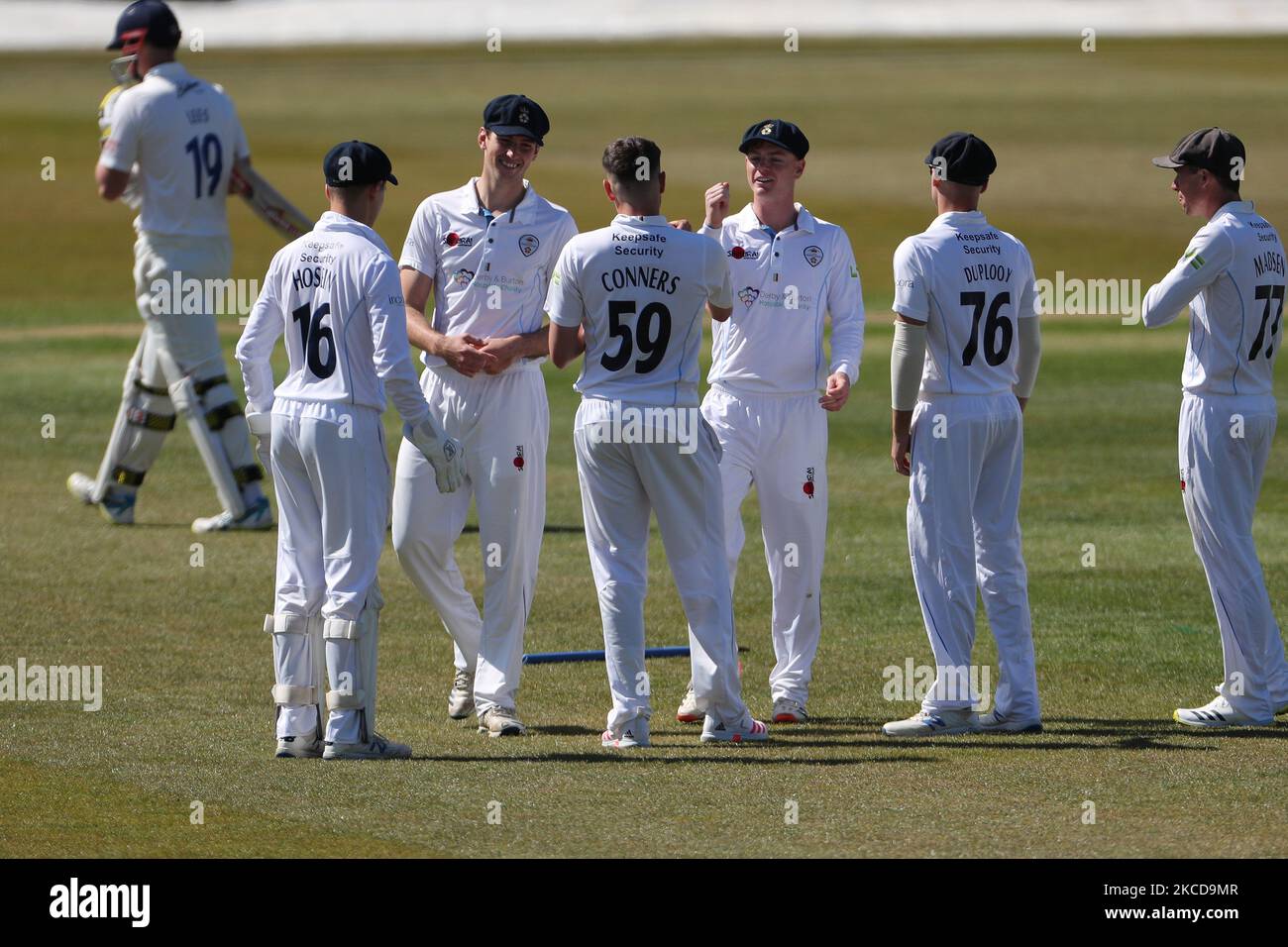 Sam Conners feiert nach dem Bowling Alex Lees während des LV= Insurance County Championship-Spiels zwischen Durham County Cricket Club und Derbyshire County Cricket Club in Emirates Riverside, Chester le Street am Donnerstag, dem 22.. April 2021. (Foto von Mark Fletcher/MI News/NurPhoto) Stockfoto