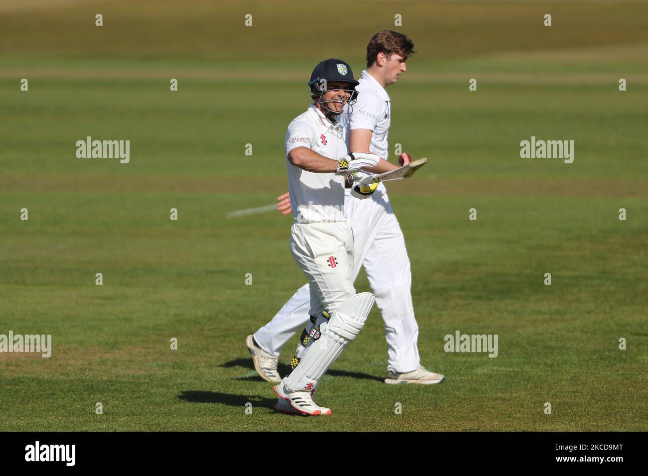 David Bedingham aus Durham feiert am Donnerstag, den 22.. April 2021, nachdem er beim LV= Insurance County Championship-Spiel zwischen dem Durham County Cricket Club und dem Derbyshire County Cricket Club im Emirates Riverside, Chester le Street, hundert Punkte erzielt hat. (Foto von Mark Fletcher/MI News/NurPhoto) Stockfoto