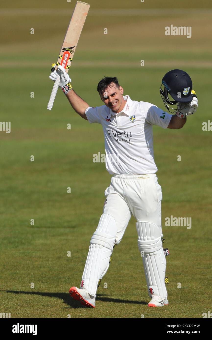 David Bedingham aus Durham feiert am Donnerstag, den 22.. April 2021, nachdem er beim LV= Insurance County Championship-Spiel zwischen dem Durham County Cricket Club und dem Derbyshire County Cricket Club im Emirates Riverside, Chester le Street, hundert Punkte erzielt hat. (Foto von Mark Fletcher/MI News/NurPhoto) Stockfoto