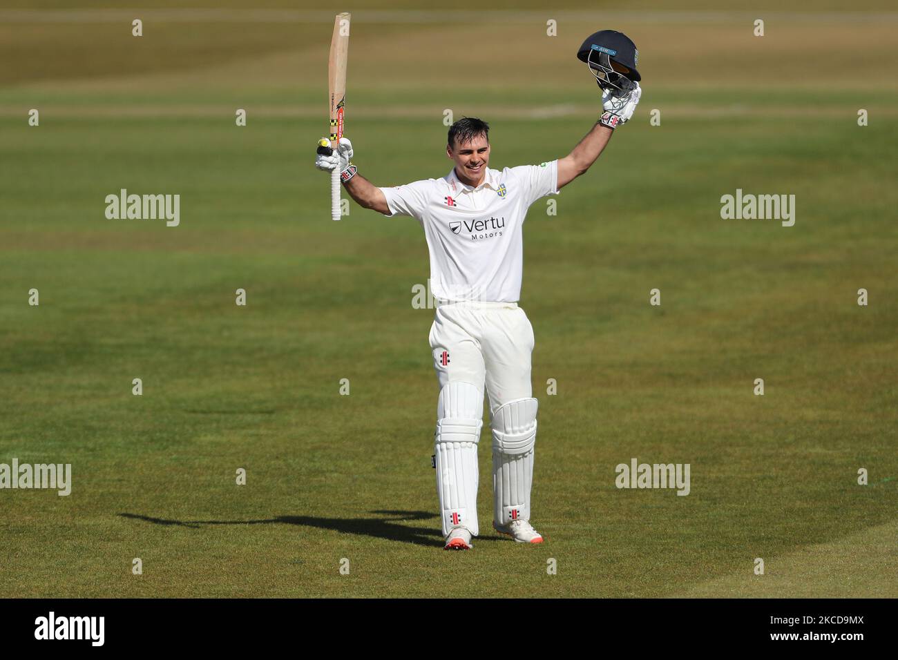 David Bedingham aus Durham feiert am Donnerstag, den 22.. April 2021, nachdem er beim LV= Insurance County Championship-Spiel zwischen dem Durham County Cricket Club und dem Derbyshire County Cricket Club im Emirates Riverside, Chester le Street, hundert Punkte erzielt hat. (Foto von Mark Fletcher/MI News/NurPhoto) Stockfoto
