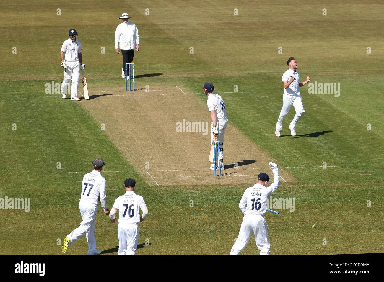 Sam Conners feiert nach dem Bowling Alex Lees während des LV= Insurance County Championship-Spiels zwischen Durham County Cricket Club und Derbyshire County Cricket Club in Emirates Riverside, Chester le Street am Donnerstag, dem 22.. April 2021. (Foto von Mark Fletcher/MI News/NurPhoto) Stockfoto