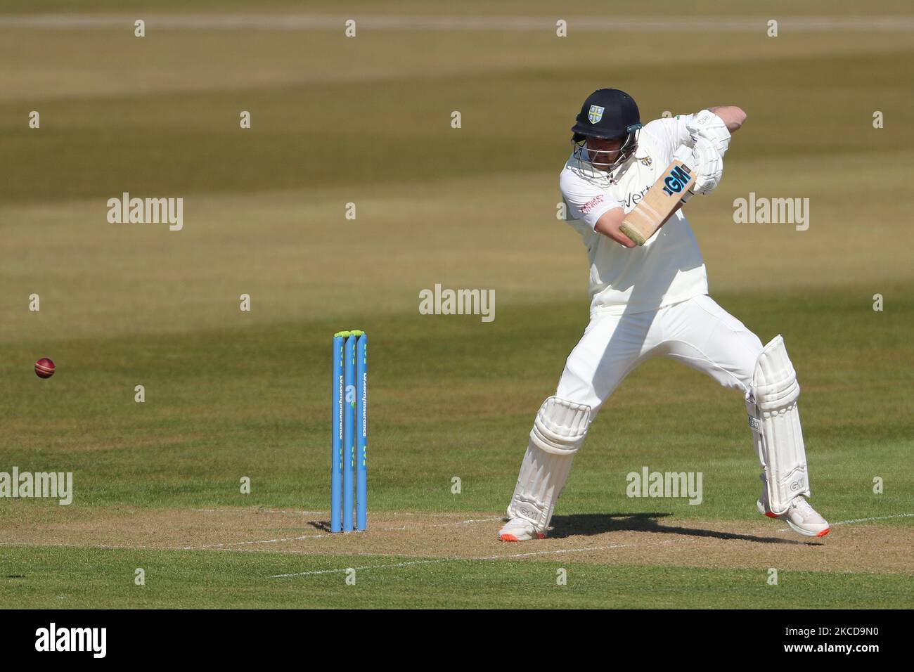 Jack Burnham von Durham hat am Donnerstag, den 22.. April 2021, beim LV= Insurance County Championship-Spiel zwischen dem Durham County Cricket Club und dem Derbyshire County Cricket Club in Emirates Riverside, Chester le Street, gespielt. (Foto von Mark Fletcher/MI News/NurPhoto) Stockfoto