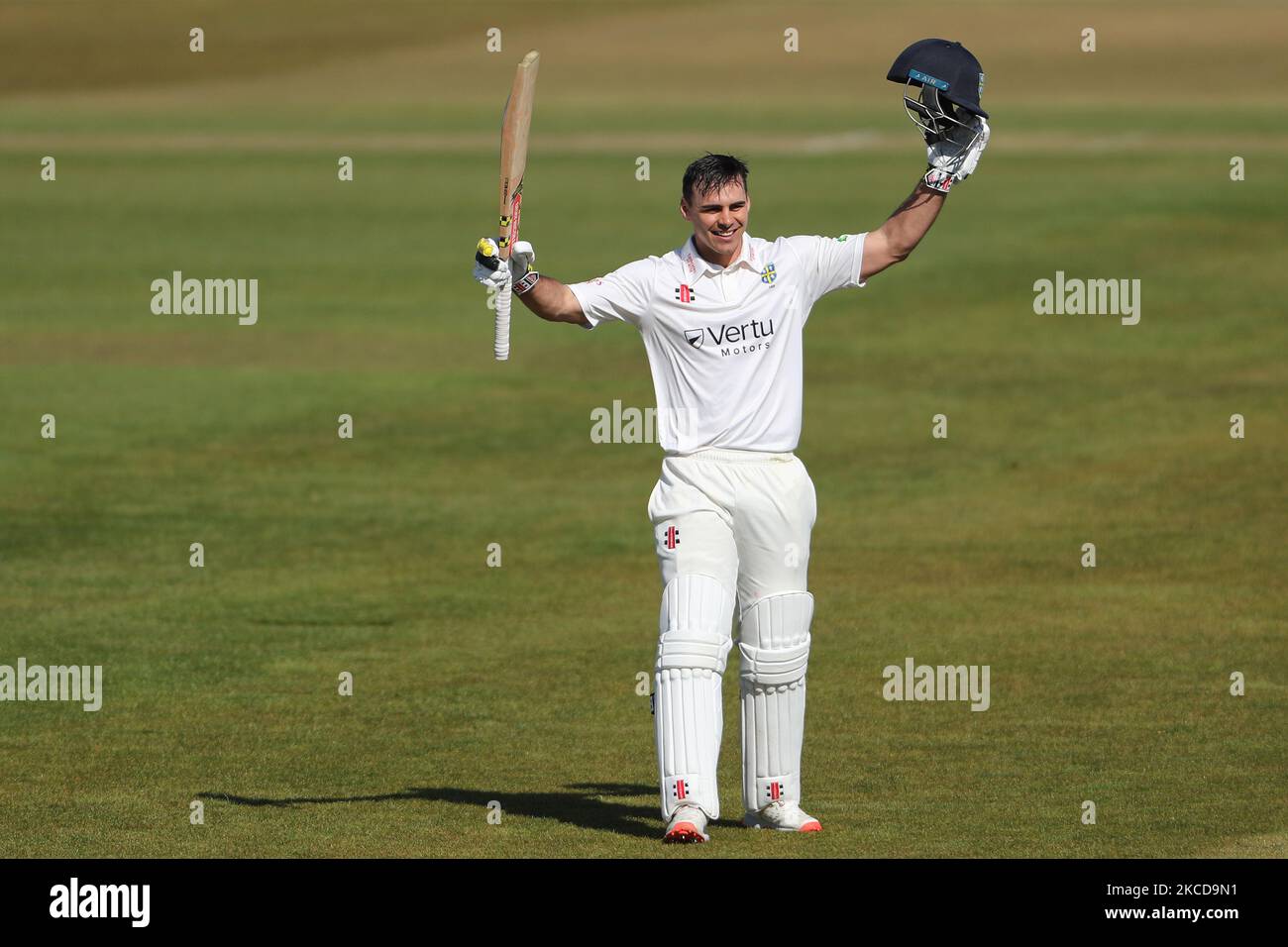 David Bedingham aus Durham feiert am Donnerstag, den 22.. April 2021, nachdem er beim LV= Insurance County Championship-Spiel zwischen dem Durham County Cricket Club und dem Derbyshire County Cricket Club im Emirates Riverside, Chester le Street, hundert Punkte erzielt hat. (Foto von Mark Fletcher/MI News/NurPhoto) Stockfoto