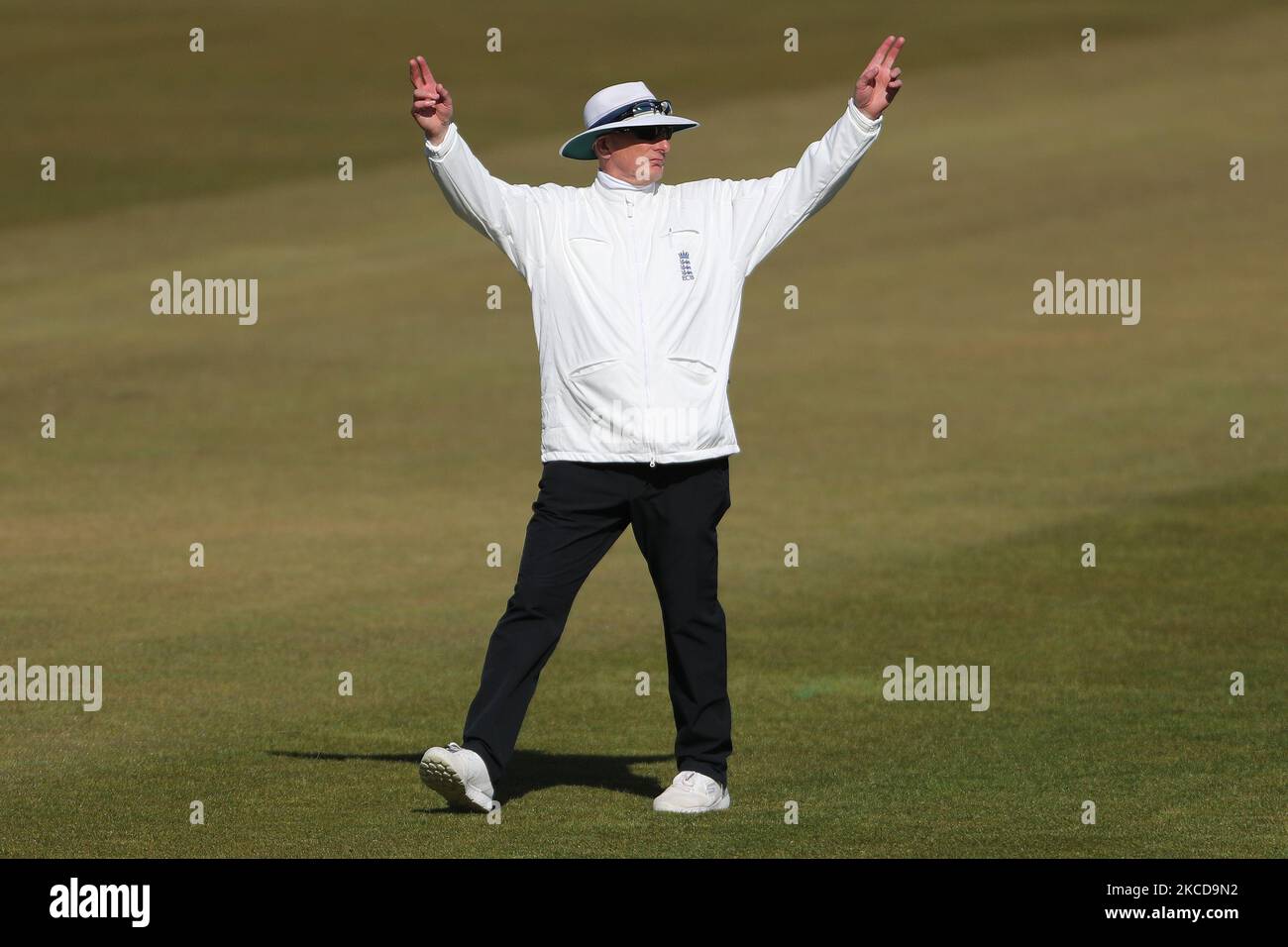 Der Schiedsrichter Neil Mallender signalisiert am Donnerstag, dem 22.. April 2021, beim LV= Insurance County Championship-Spiel zwischen dem Durham County Cricket Club und dem Derbyshire County Cricket Club in Emirates Riverside, Chester le Street, eine Sechserwertung. (Foto von Mark Fletcher/MI News/NurPhoto) Stockfoto