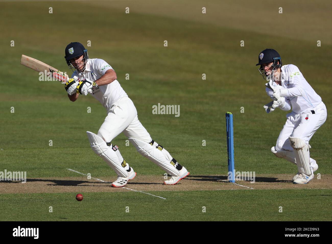David Bedingham von Durham schlug während des LV= Insurance County Championship-Spiels zwischen dem Durham County Cricket Club und dem Derbyshire County Cricket Club in Emirates Riverside, Chester le Street, am Donnerstag, dem 22.. April 2021. (Foto von Mark Fletcher/MI News/NurPhoto) Stockfoto