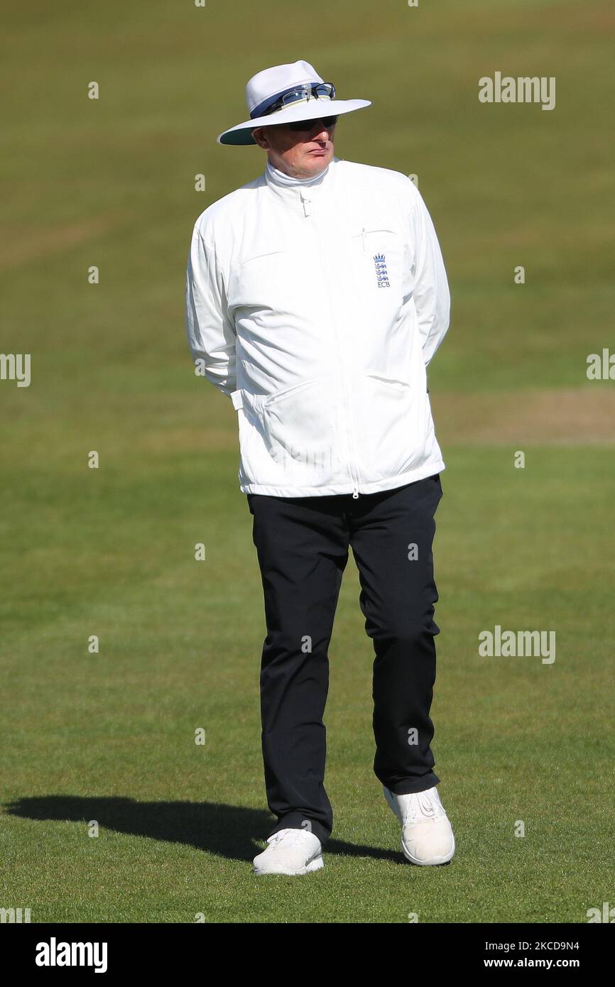 Schiedsrichter Neil Mallender während des LV= Insurance County Championship-Spiels zwischen dem Durham County Cricket Club und dem Derbyshire County Cricket Club im Emirates Riverside, Chester le Street am Donnerstag, dem 22.. April 2021. (Foto von Mark Fletcher/MI News/NurPhoto) Stockfoto