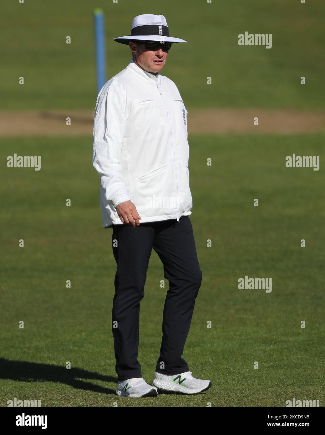 Schiedsrichter Richard Kettleborough während des LV= Insurance County Championship-Spiels zwischen dem Durham County Cricket Club und dem Derbyshire County Cricket Club im Emirates Riverside, Chester le Street am Donnerstag, dem 22.. April 2021. (Foto von Mark Fletcher/MI News/NurPhoto) Stockfoto