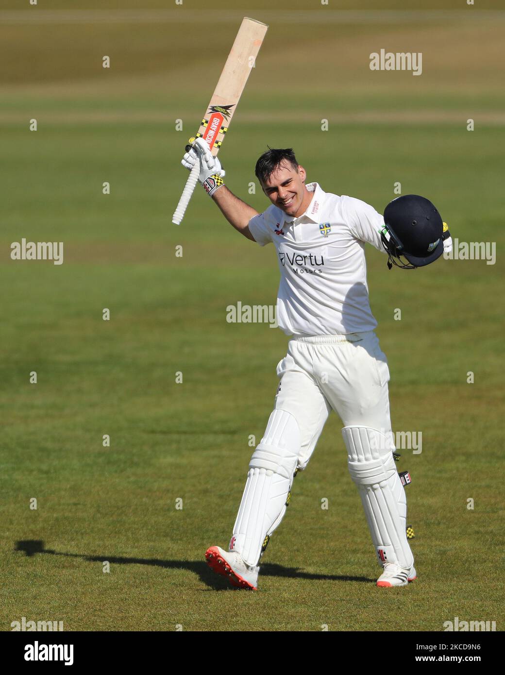 David Bedingham aus Durham feiert am Donnerstag, den 22.. April 2021, nachdem er beim LV= Insurance County Championship-Spiel zwischen dem Durham County Cricket Club und dem Derbyshire County Cricket Club im Emirates Riverside, Chester le Street, hundert Punkte erzielt hat. (Foto von Mark Fletcher/MI News/NurPhoto) Stockfoto