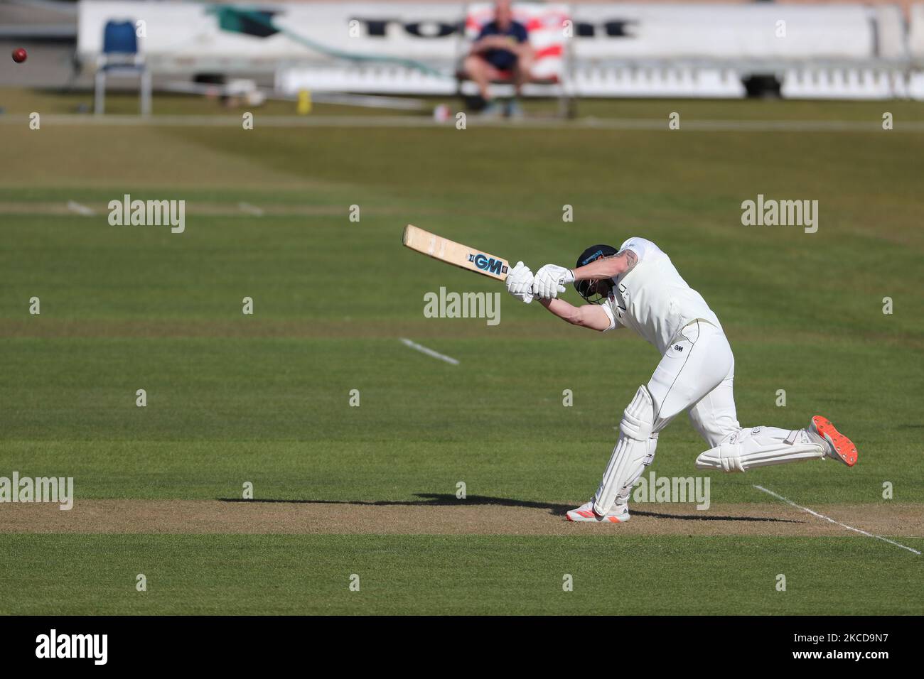 Jack Burnham von Durham trifft am Donnerstag, dem 22.. April 2021, beim LV= Insurance County Championship-Spiel zwischen dem Durham County Cricket Club und dem Derbyshire County Cricket Club in Emirates Riverside, Chester le Street, eine Sechserzahl. (Foto von Mark Fletcher/MI News/NurPhoto) Stockfoto