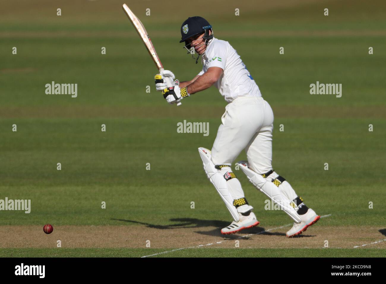David Bedingham von Durham schlug während des LV= Insurance County Championship-Spiels zwischen dem Durham County Cricket Club und dem Derbyshire County Cricket Club in Emirates Riverside, Chester le Street, am Donnerstag, dem 22.. April 2021. (Foto von Mark Fletcher/MI News/NurPhoto) Stockfoto
