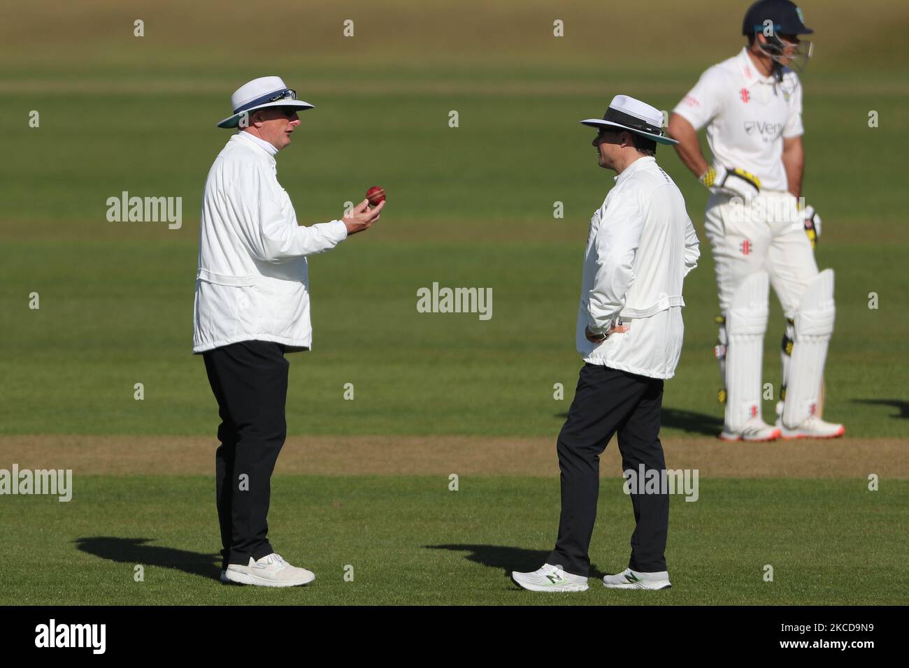 Die Schiedsrichter Neil Mallender und Richard Kettleborough sind während des LV= Insurance County Championship-Spiels zwischen dem Durham County Cricket Club und dem Derbyshire County Cricket Club am Donnerstag, dem 22.. April 2021, in Emirates Riverside, Chester le Street. (Foto von Mark Fletcher/MI News/NurPhoto) Stockfoto