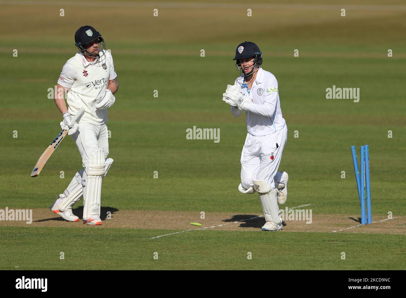 Harvey Hosein von Derbyshire stößt Jack Burnham an, nachdem er ihn während des LV= Insurance County Championship-Spiels zwischen dem Durham County Cricket Club und dem Derbyshire County Cricket Club am Donnerstag, dem 22.. April 2021, in Emirates Riverside, Chester le Street, gefangen hatte. (Foto von Mark Fletcher/MI News/NurPhoto) Stockfoto