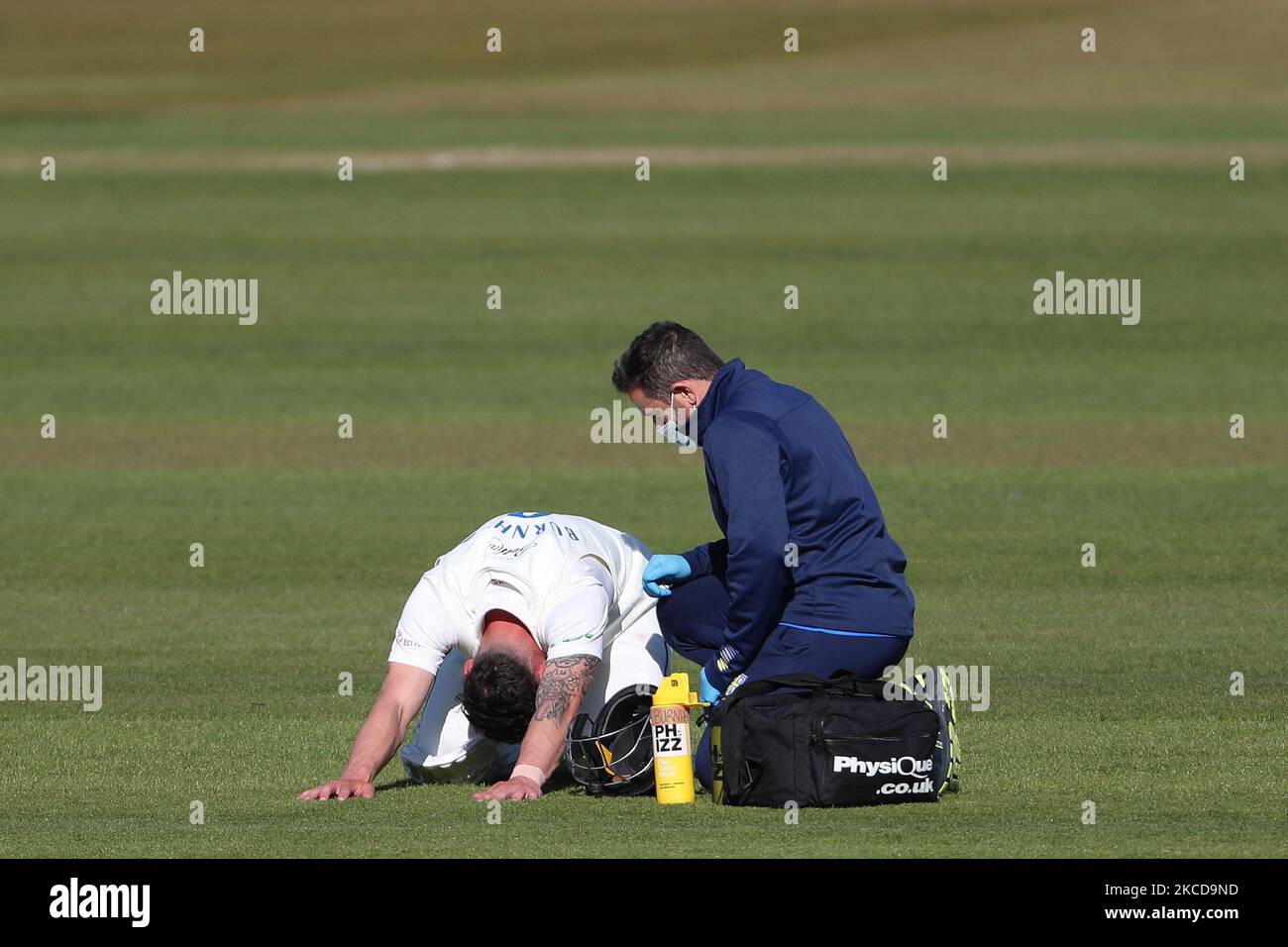 Jack Burnham von Durham wird während des LV= Insurance County Championship-Spiels zwischen dem Durham County Cricket Club und dem Derbyshire County Cricket Club am Donnerstag, dem 22.. April 2021, in Emirates Riverside, Chester le Street, wegen eines Rückenkrämpfes behandelt. (Foto von Mark Fletcher/MI News/NurPhoto) Stockfoto