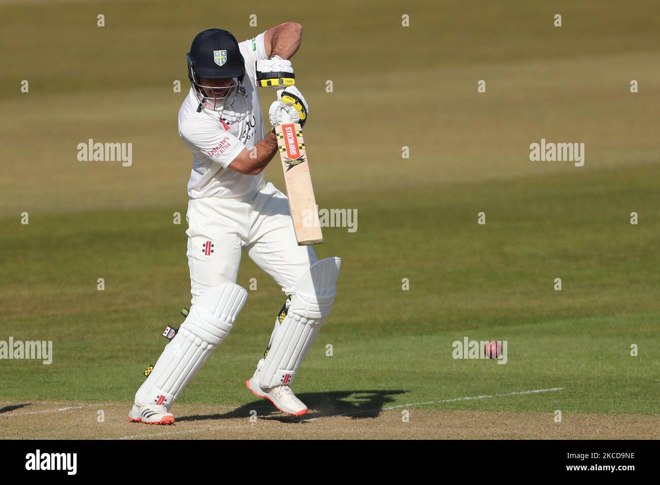 David Bedingham von Durham schlug während des LV= Insurance County Championship-Spiels zwischen dem Durham County Cricket Club und dem Derbyshire County Cricket Club in Emirates Riverside, Chester le Street, am Donnerstag, dem 22.. April 2021. (Foto von Mark Fletcher/MI News/NurPhoto) Stockfoto
