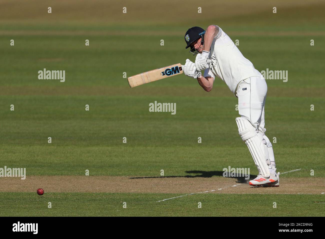 Durhams Jack Burnham, der am Donnerstag, dem 22.. April 2021, beim LV= Insurance County Championship-Spiel zwischen dem Durham County Cricket Club und dem Derbyshire County Cricket Club in Emirates Riverside, Chester le Street, geschlagen hat. (Foto von Mark Fletcher/MI News/NurPhoto) Stockfoto