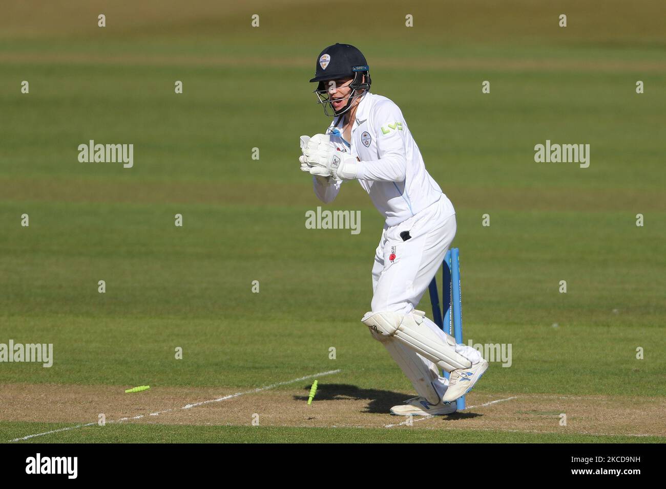 Harvey Hosein von Derbyshire stolpert Jack Burnham während des LV= Insurance County Championship-Spiels zwischen dem Durham County Cricket Club und dem Derbyshire County Cricket Club am Donnerstag, dem 22.. April 2021, in Emirates Riverside, Chester le Street. (Foto von Mark Fletcher/MI News/NurPhoto) Stockfoto