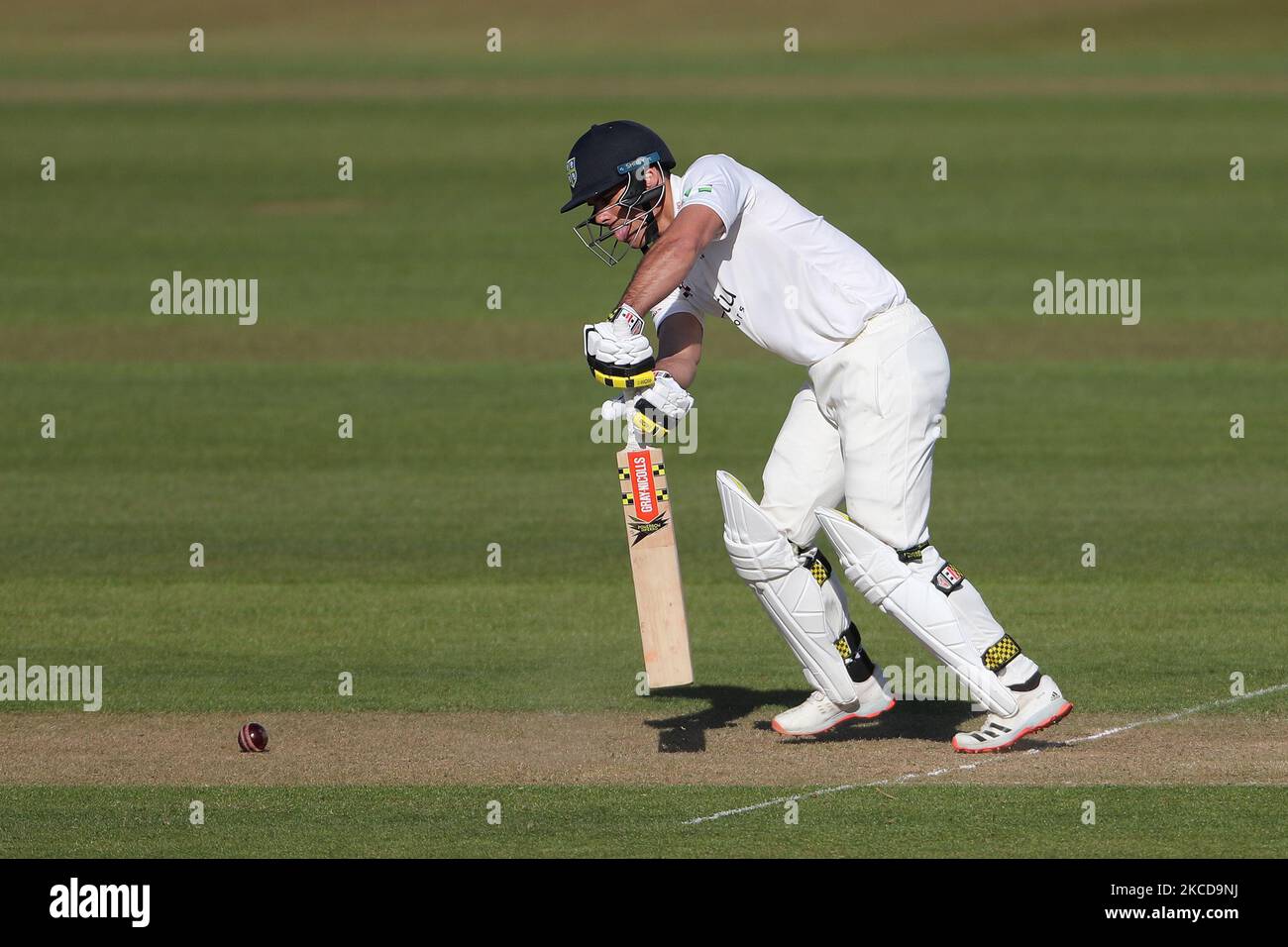 David Bedingham von Durham schlug während des LV= Insurance County Championship-Spiels zwischen dem Durham County Cricket Club und dem Derbyshire County Cricket Club in Emirates Riverside, Chester le Street, am Donnerstag, dem 22.. April 2021. (Foto von Mark Fletcher/MI News/NurPhoto) Stockfoto