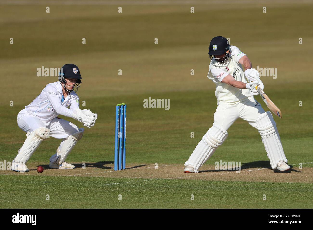 Ned Eckersley von Durham und Harvey Hosein von Derbyshire während des LV= Insurance County Championship-Spiels zwischen dem Durham County Cricket Club und dem Derbyshire County Cricket Club am Donnerstag, dem 22.. April 2021, in Emirates Riverside, Chester le Street. (Foto von Mark Fletcher/MI News/NurPhoto) Stockfoto